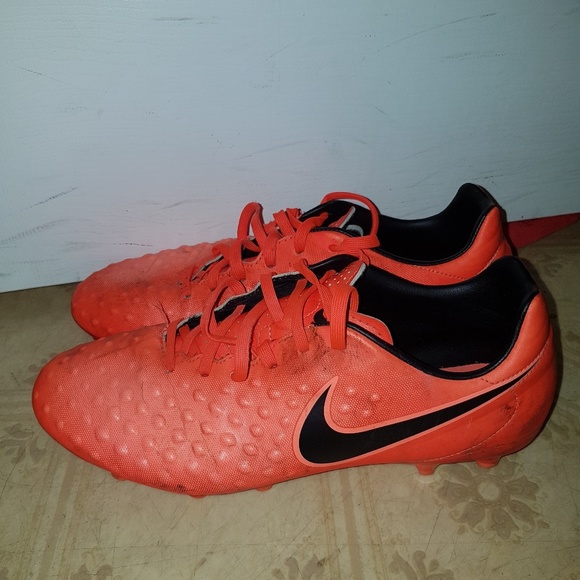 Nike outdoor soccer shoes - Picture 1 of 3